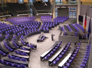 Deutscher_Bundestag_Plenarsaal_Seitenansicht_0.jpg